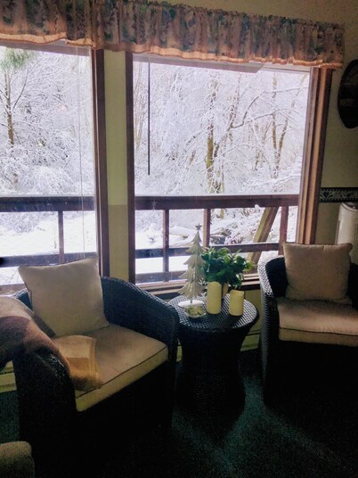 ‘Volcano Country’ Creek side Cottage in Doty