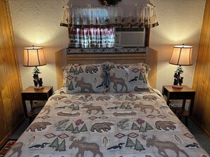 1 bedroom, iron/ironing board, free WiFi, bed sheets - ‘Volcano Country’ Creek side Cottage in Doty (Chehalis)