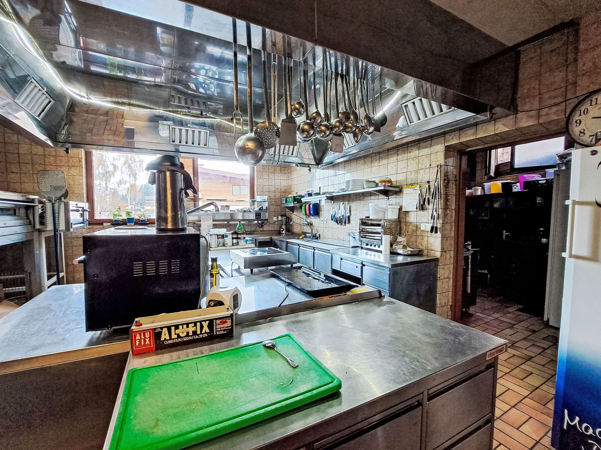 Kjøleskap, mikrobølgeovn, ovn og oppvaskmaskin