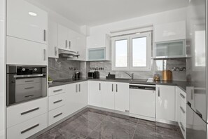 Een koelkast, een magnetron, een oven, een kookplaat