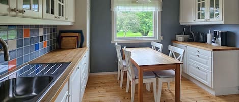 Jääkaappi, uuni, liesi, astianpesukone