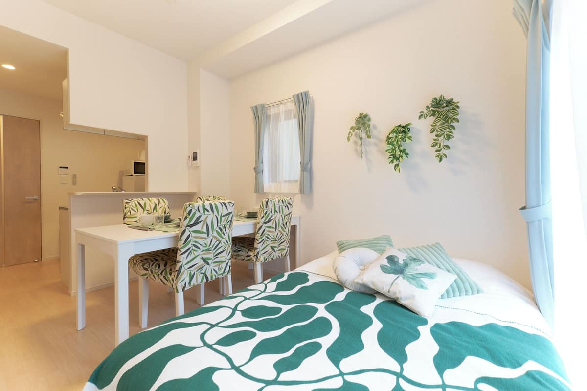 A (4-person Accomodation), Non Smoking (101) | Living area | Flat-screen TV