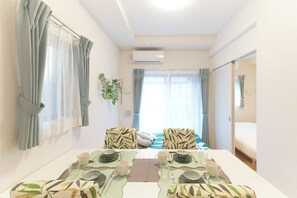 อพาร์ทเมนท์, ปลอดบุหรี่ (A, 4-person, 101) | บริเวณนั่งเล่น | ทีวีจอแบน