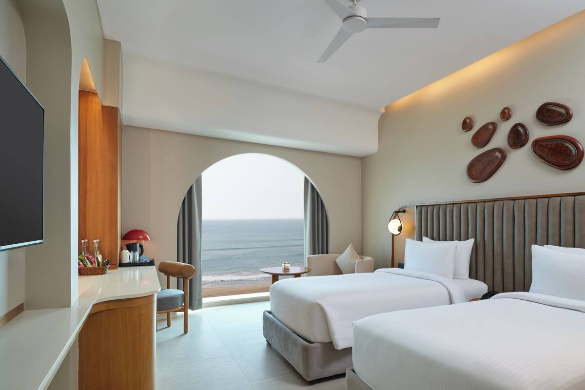 Phòng đôi Deluxe, quang cảnh biển | Két bảo mật tại phòng, bàn, màn/rèm cản sáng 