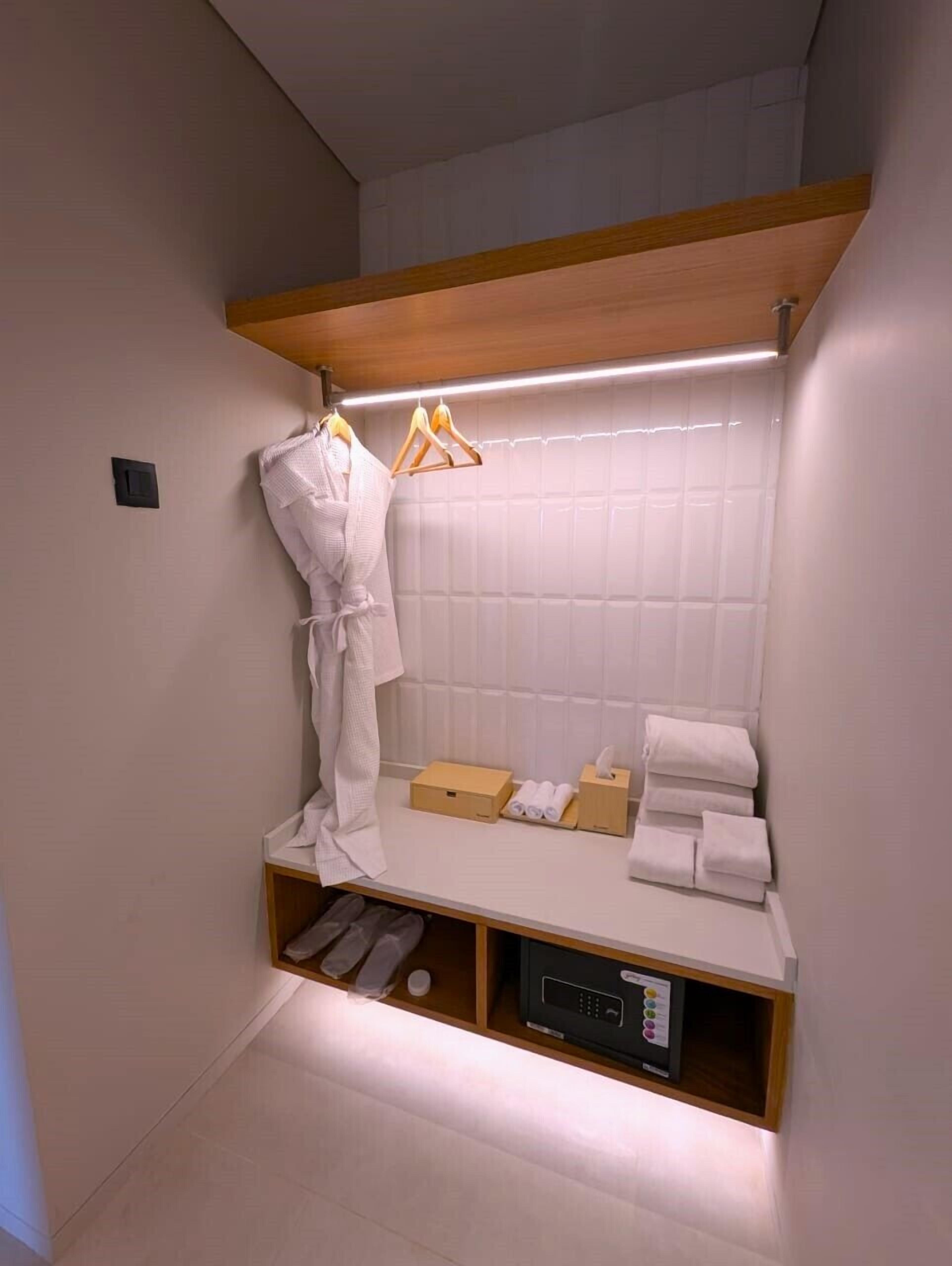 Artículos de tocador gratuitos, secador de pelo, pantuflas, toallas