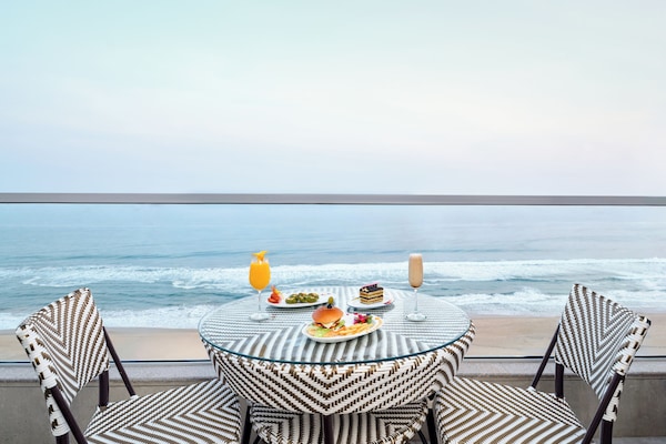 In-room safe, desk, blackout drapes, free WiFi