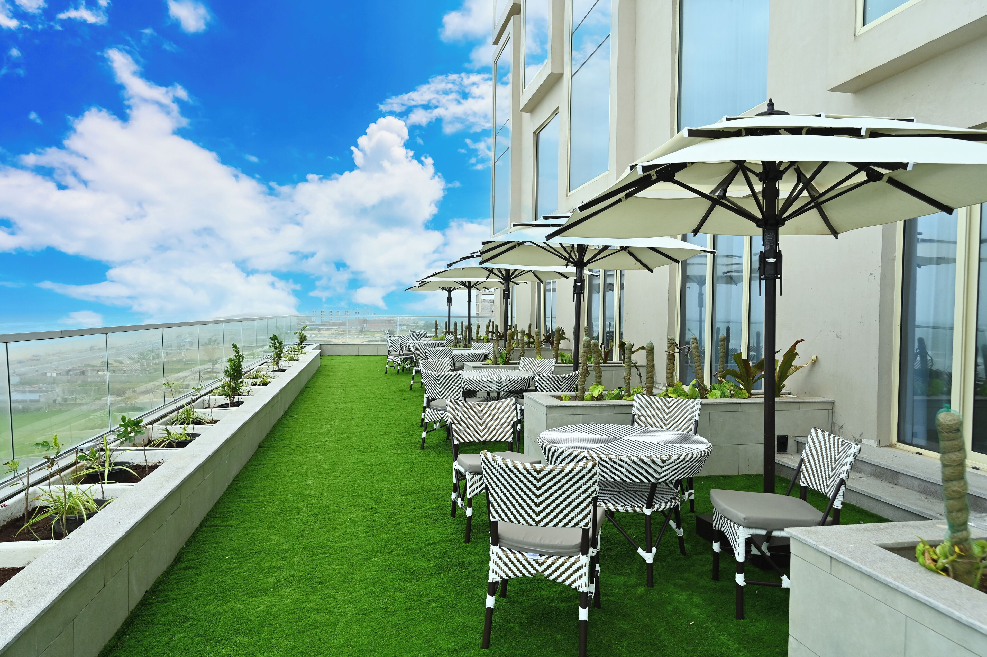 Premium dubbelrum - balkong - havsutsikt | Värdeförvaringsskåp på rummet, skrivbord och mörkläggningsgardiner