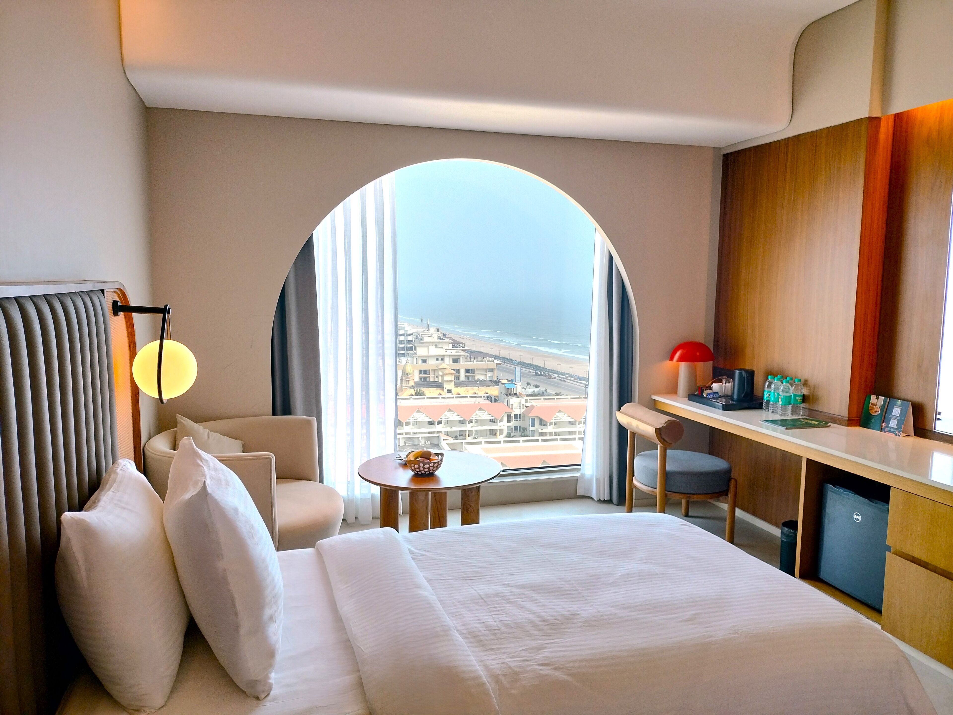 Deluxe dubbelrum - viss havsutsikt | Värdeförvaringsskåp på rummet, skrivbord och mörkläggningsgardiner