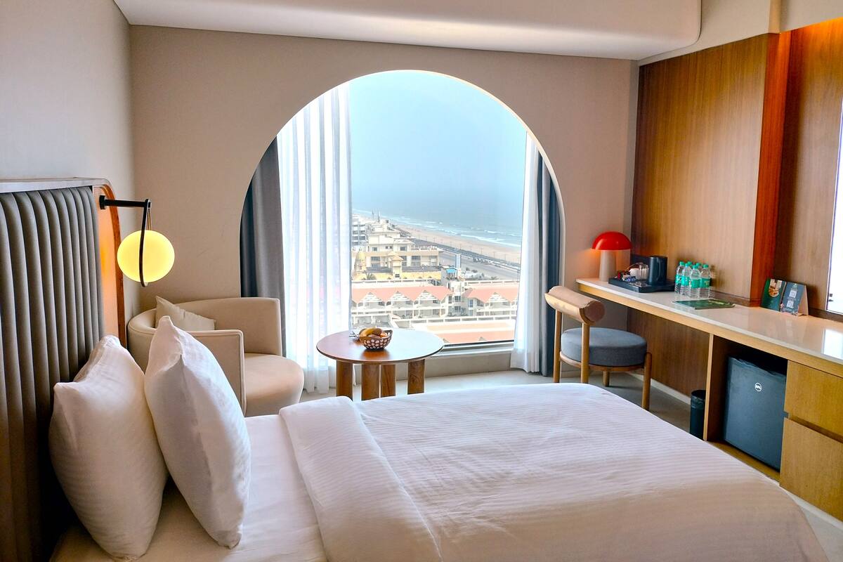 Phòng đôi Deluxe, quang cảnh một góc biển | Két bảo mật tại phòng, bàn, màn/rèm cản sáng 
