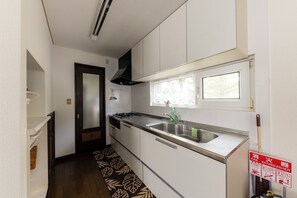 Kühlschrank, Mikrowelle, Herdplatte, Wasserkocher