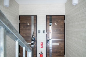 Haartrockner, Hausschuhe, Bidet, Handtücher