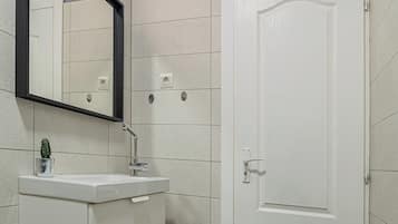 Comfort Apartment, 2 Bedrooms, Non Smoking, Balcony | Bathroom