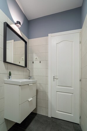 Apartemen Comfort, 2 kamar tidur, Bebas Asap Rokok, balkon | Kamar mandi