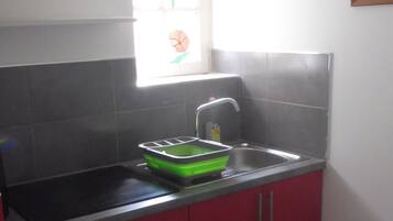 Réfrigérateur, four, plaque de cuisson, bouilloire électrique