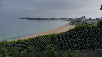 Plage à proximité, chaises longues, serviettes de plage