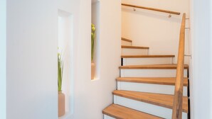 Eine moderne Treppe mit Holzboden und einem Holzgeländer.