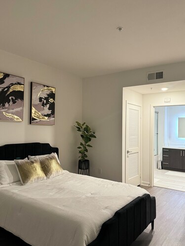 Charming entire unit in delightful West Hollywood with AC, WiFi +++