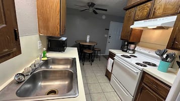 Réfrigérateur, micro-ondes, plaque de cuisson, lave-vaisselle