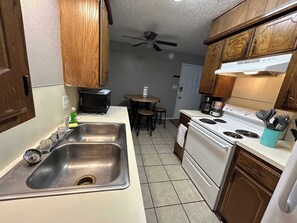 Kjøleskap, mikrobølgeovn, kokeplater og oppvaskmaskin