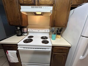 Kjøleskap, mikrobølgeovn, kokeplater og oppvaskmaskin