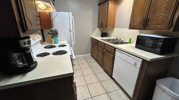 Réfrigérateur, micro-ondes, plaque de cuisson, lave-vaisselle