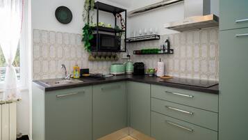 KylskÄp, mikrovÄgsugn, diskmaskin och kaffe- och tebryggare