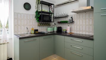 Refrigerador, microondas, lavavajillas y cafetera y tetera