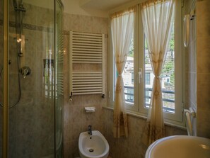 Dusche, umweltfreundliche Kosmetikartikel, Haartrockner, Bidet