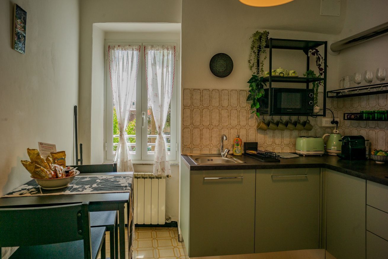 Kylskåp, mikrovågsugn, diskmaskin och kaffe- och tebryggare