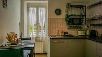 KylskÄp, mikrovÄgsugn, diskmaskin och kaffe- och tebryggare