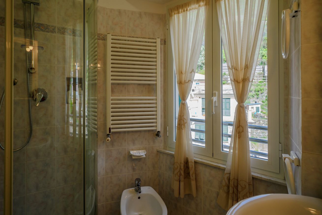 Shower, eco-friendly toiletries, bidet, towels