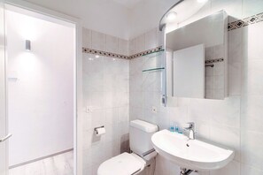 Secador de pelo, toallas, jabón, shampoo