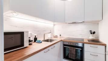 Refrigerador, microondas, horno y cafetera y tetera