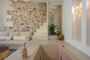 Suite estudio Deluxe, vistas a la ciudad | Bañera de hidromasaje privada