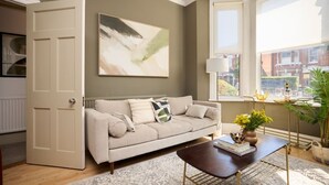 House (2 Bedrooms) | Living area | TV - The Furness Hideout - Charming 2bdr House With Garden (London)