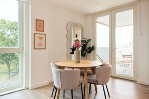 Apartment (2 Bedrooms) | Dining room - The Tottenham Escape - Lovely 2bdr Flat With Balcony (London)