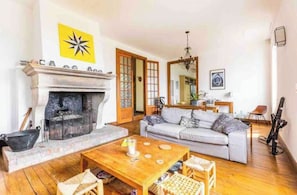 Smart TV, fireplace, ping pong, books