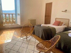 4 bedrooms, in-room safe, desk, iron/ironing board