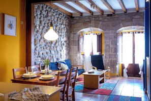 Deluxe Apartment, Balcony, Hill View | Living area | TV - La casona de las meninas (Cartes)