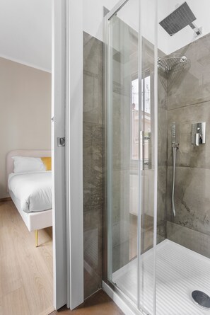 Dusche, Haartrockner, Bidet, Handtücher