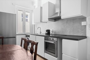 Réfrigérateur, un four, surface de cuisson, lave-vaisselle