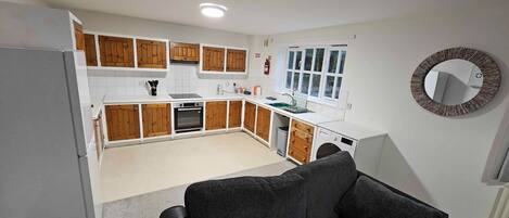 Appartement Standard | Cuisine privée | Réfrigérateur grande capacité avec congélateur, four à micro-ondes