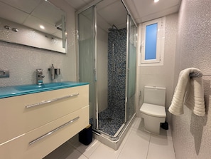 Shower, hair dryer, bidet, towels