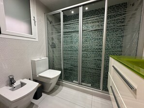 Shower, hair dryer, bidet, towels - PINK Apartment Marina Botafoch Ibiza (Eivissa)
