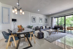 Hus, hageutsikt | Oppholdsområde | En 75-tommers LED-TV med digitale kanaler