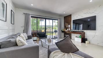 Casa, vista para o jardim | Área de estar | TV LED 75 polegadas com canais digitais