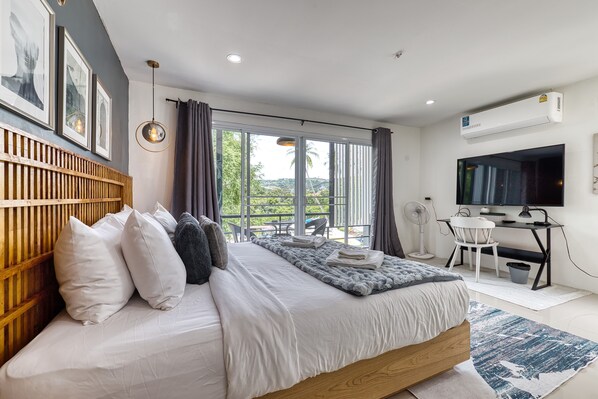 Hus, hageutsikt | 4 soverom, safe på rommet, skrivebord og skrivebord for bærbar PC