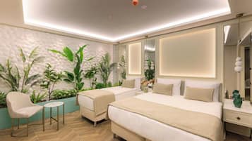 Familjerum | Sängtillbehör av högsta kvalitet och värdeförvaringsskåp på rummet