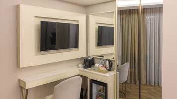 Sängtillbehör av högsta kvalitet och värdeförvaringsskåp på rummet