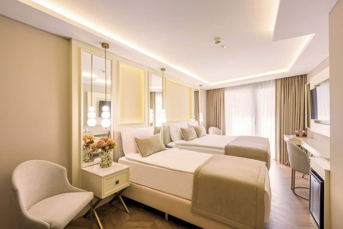 Habitación triple | Ropa de cama de alta calidad y caja de seguridad en la habitación